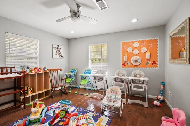 Foto del edificio - 5302 Treaschwig Rd