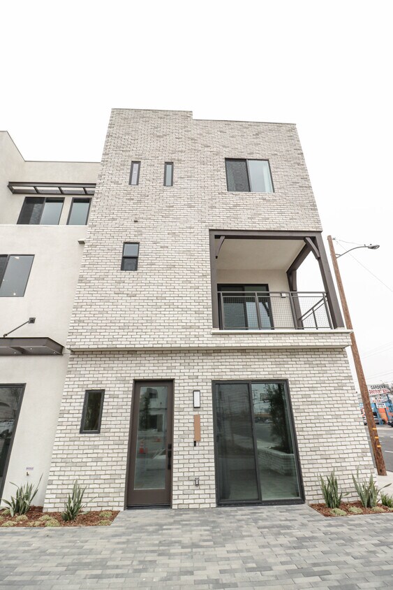 Primary Photo - 2129 Rosecrans Ave