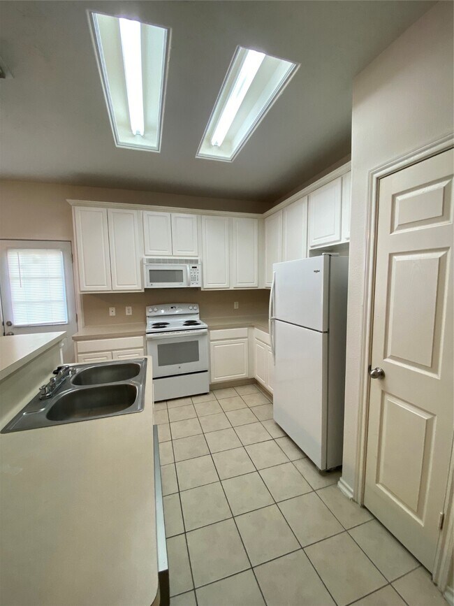 Foto del edificio - 8925 Elm Drake Ln