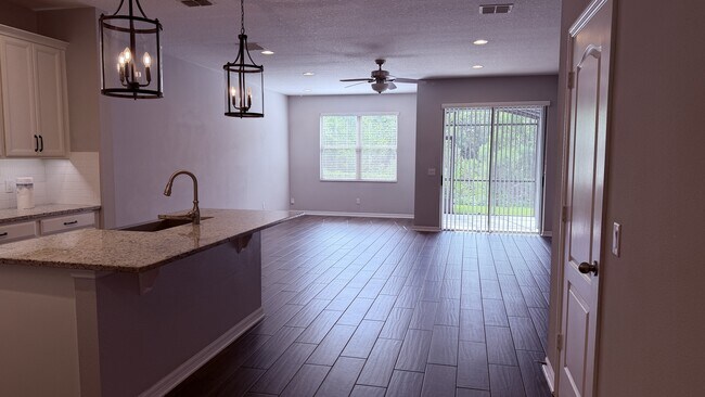 Foto del edificio - 2809 Econ Landing Blvd