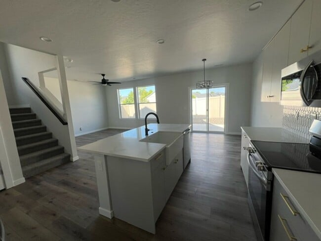 Building Photo - Brand New Home with Stunning Finishes!