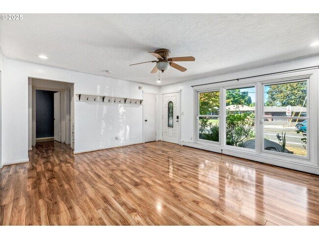 Foto del edificio - Classic Hillsboro Home with Two Spacious Bedrooms & Hardwood Floors