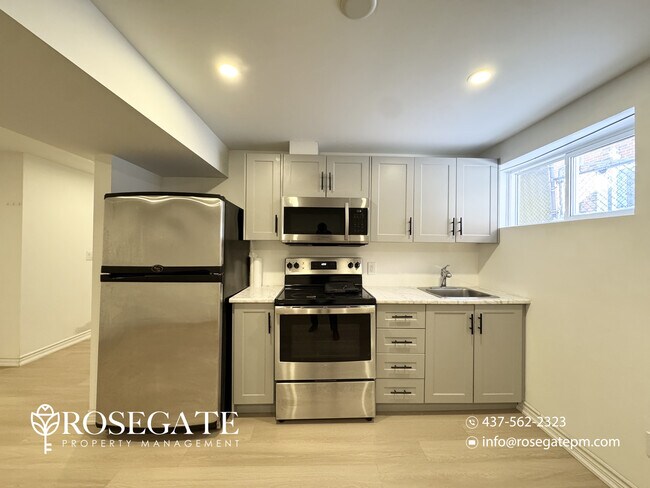 Photo du bâtiment - 1-Bedroom Unit with Private Backyard & Parking in Etobicoke