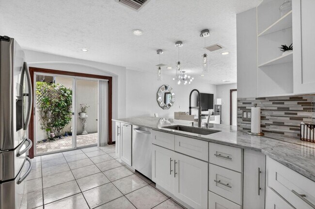 Building Photo - 6362 Brava Way