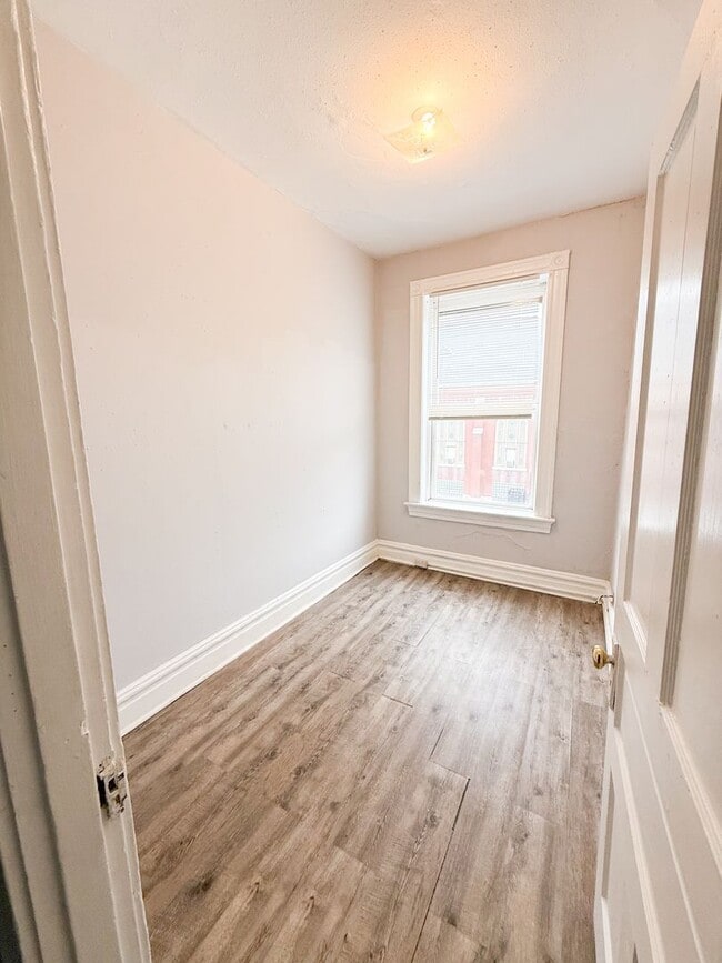 Building Photo - Modern 2 bed/1 bath apartment right off trendy Cherokee Street!