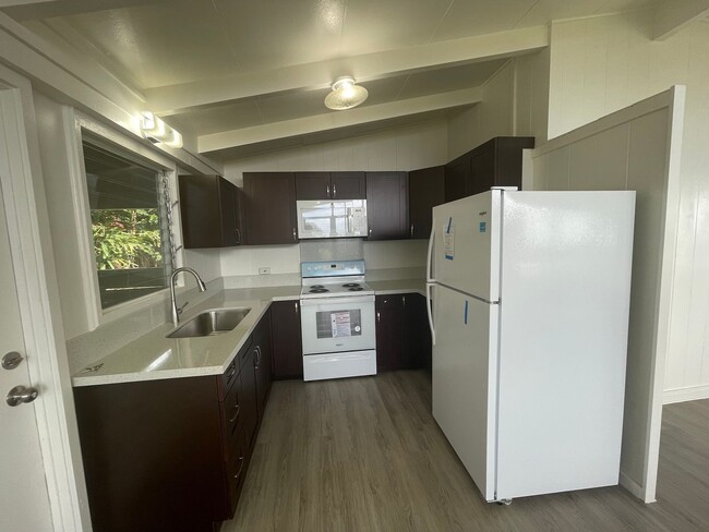 Building Photo - Renovated 3 Bed, 1 Bath, 2 Parking Single ...