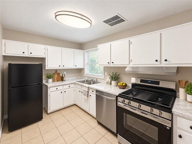 Building Photo - 2319 Collier Dr