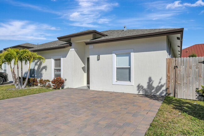 Foto del edificio - 1566 W 26th Ct