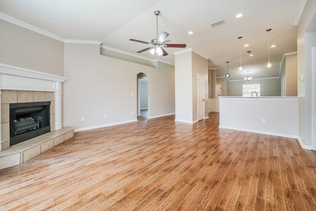 Building Photo - 2452 Royal Pointe Dr