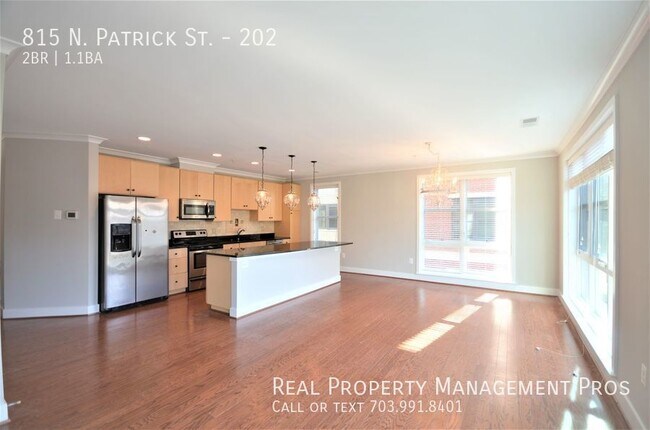 Building Photo - Sun Drenched Corner Condo- Old Town Alexan...