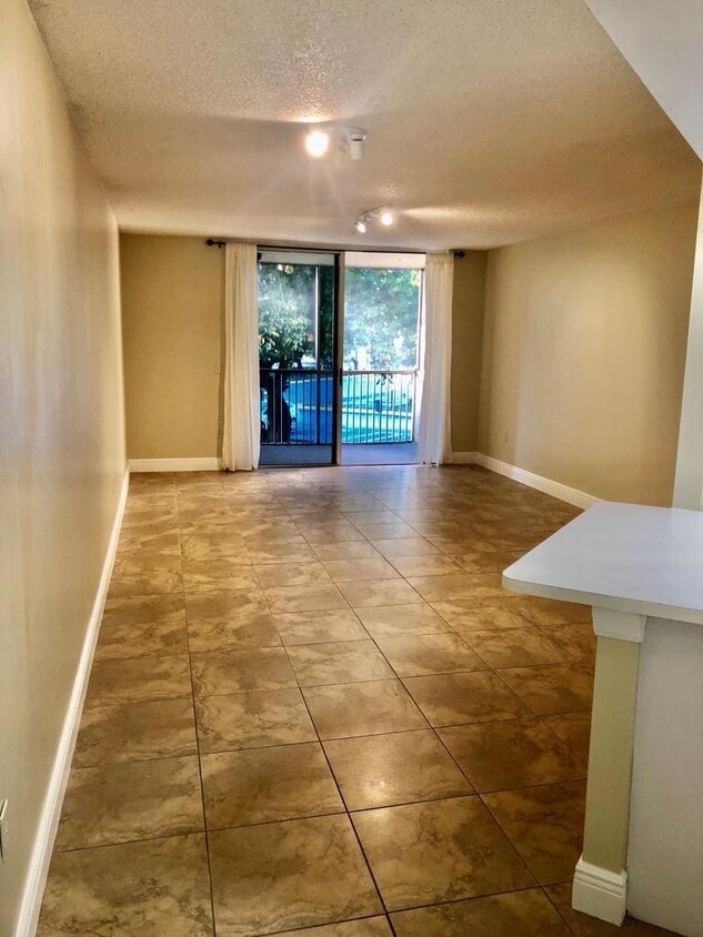 Foto principal - 8343 Lake Dr