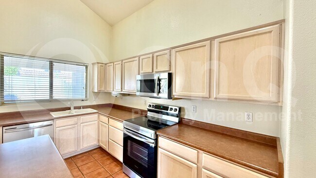 Building Photo - 7460 W Lone Cactus Dr