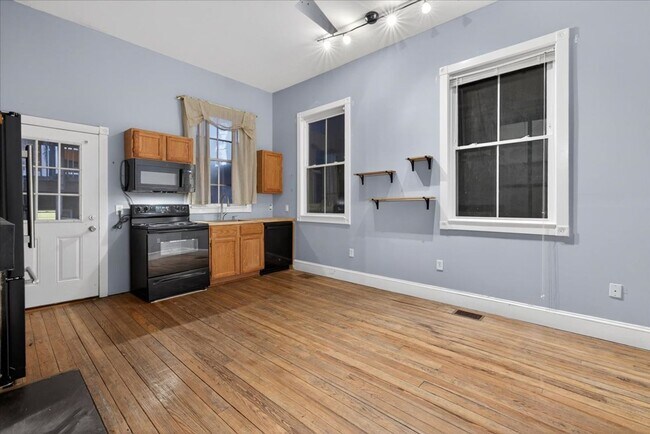 Building Photo - 211 W 38th St