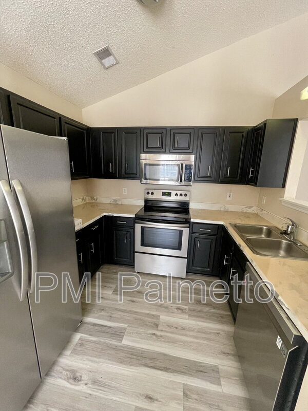 Foto del edificio - 221 Whixley Ln