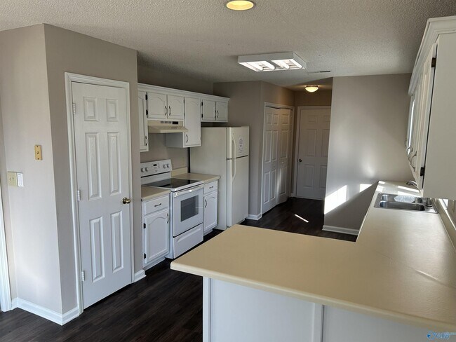 Building Photo - 550 Farmingdale Rd SE