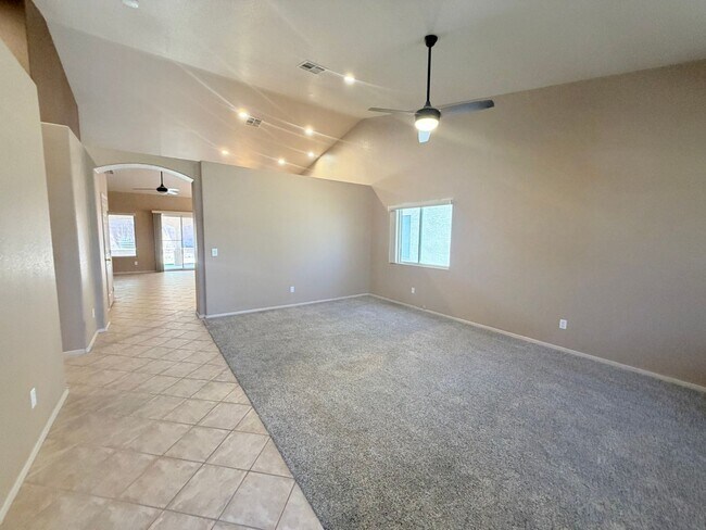 Foto del edificio - Beautiful Single-Story Home with 3-Car Garage & Covered Patio