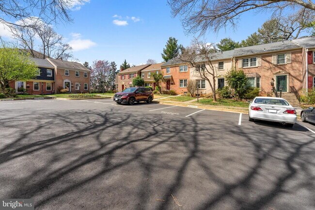 Foto del edificio - Spacious & Stylish North Shore Cluster Home Near Reston Town Center
