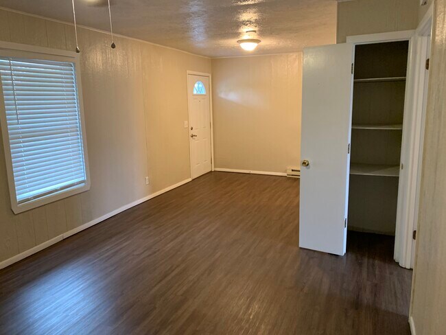 Living room/dining room - 1601 Springboro Rd