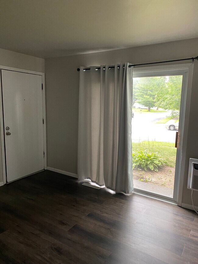 Foto del edificio - 5671 Williamsburg Way