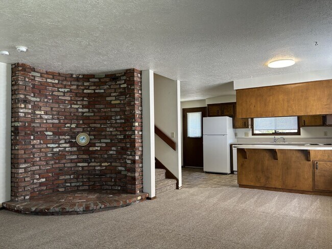 Building Photo - Large Two Bedroom Duplex in South Salem