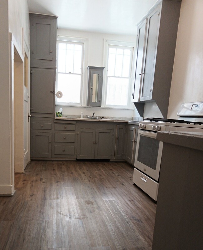 Building Photo - 427 N Genesee Ave