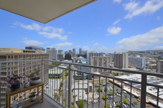 Building Photo - 1br/1ba/1pkg High Floor Kapiolani Manor
