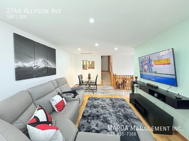Photo du bâtiment - BEAUTIFUL 3 BED/2 BATH SEMI-DETACHED HOME ...