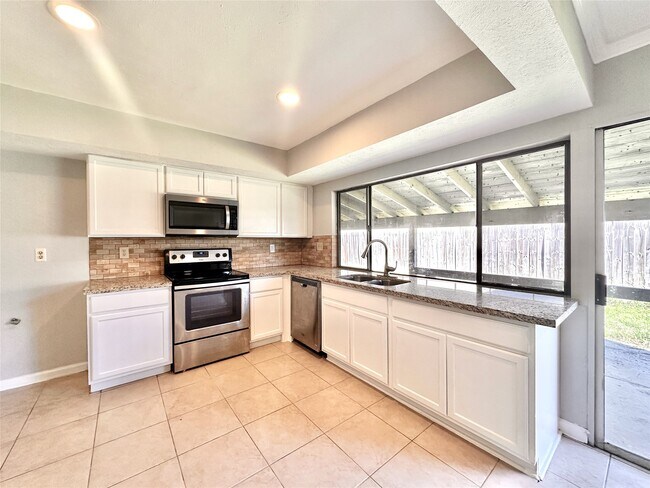 Foto del edificio - 5818 Evening Shadows Ln