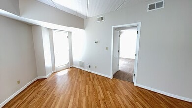 Building Photo - 10 S Forest Beach Dr