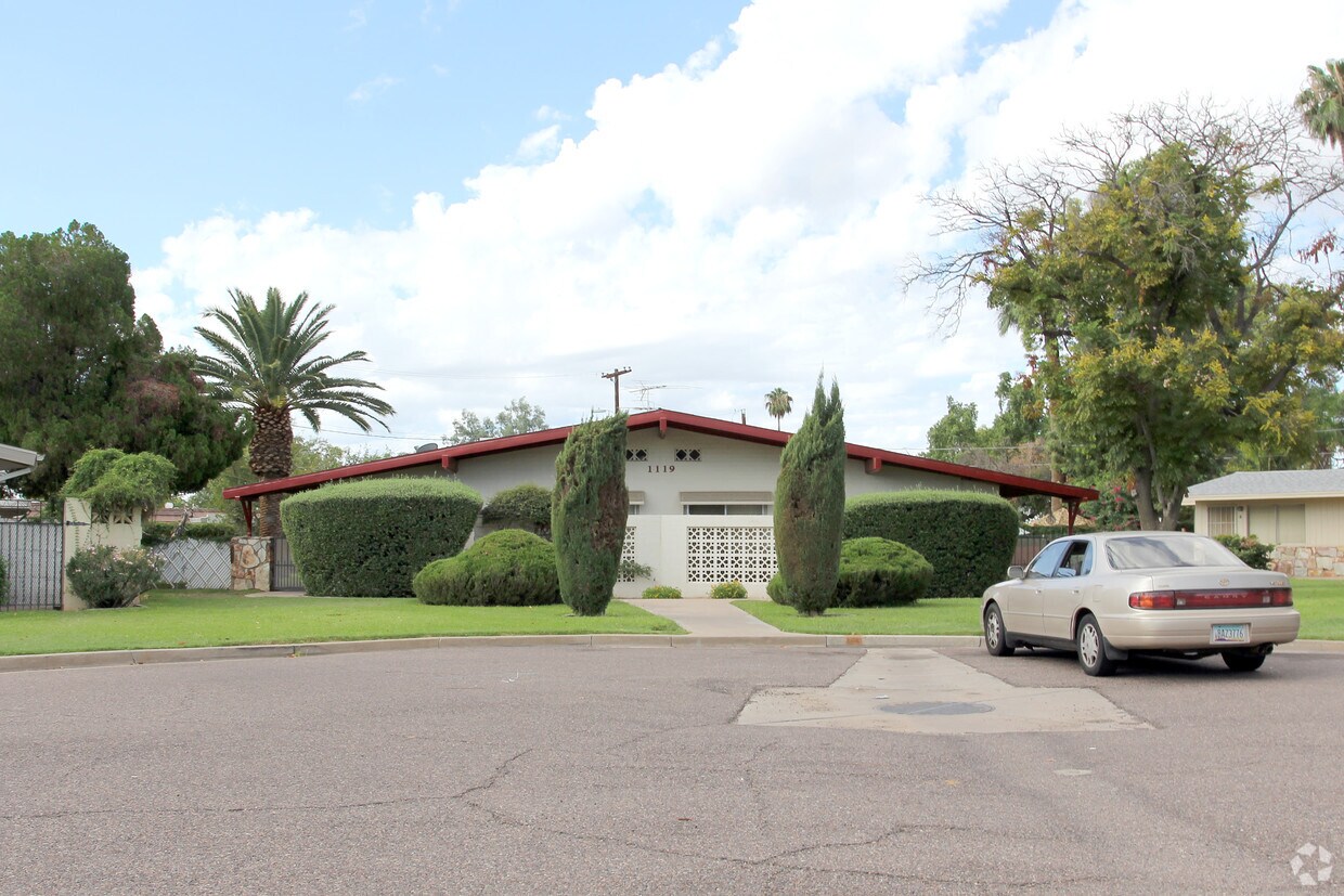 Primary Photo - 1119 E Montebello Cor