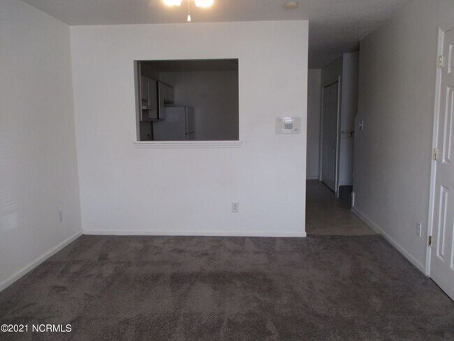 Foto del edificio - This cute home is an end unit providing mo...