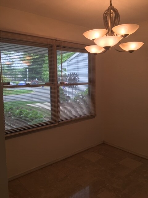 Cocina con ventana - 120 Woodmere Dr