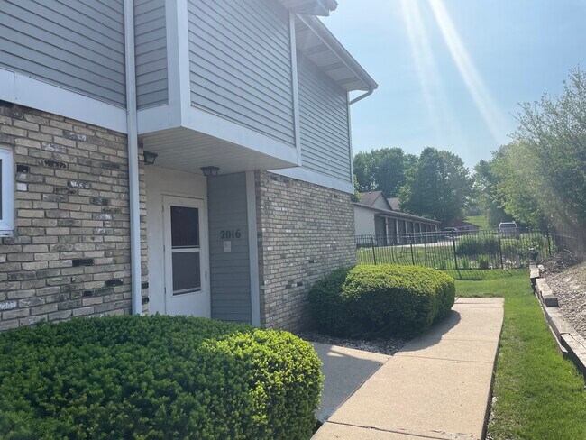 Entrada lateral - 2022 McKenna Blvd