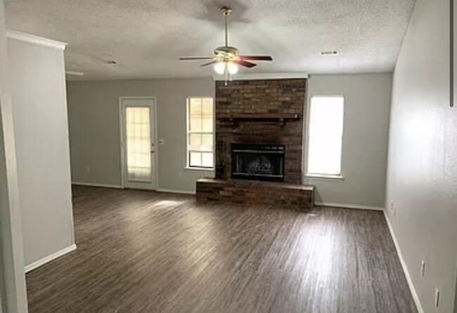 Building Photo - Wonderful Three Bedroom Property!