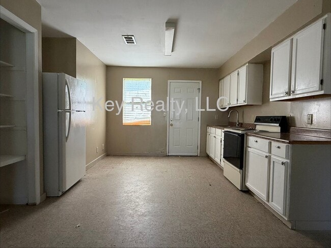 Building Photo - ****413 - B Hickory St. - Pineville