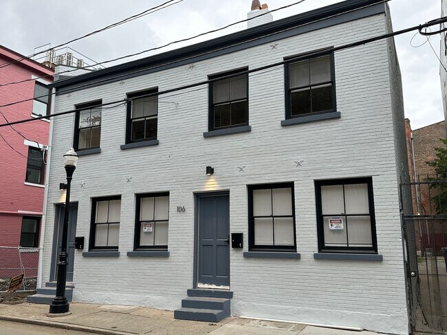 Building Photo - Newly Renovated
