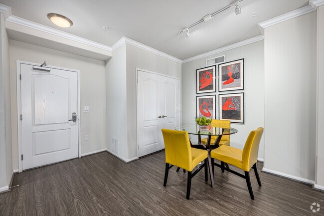 2BR, 2BA - 1038SF - Dining Room - Broadway Palace