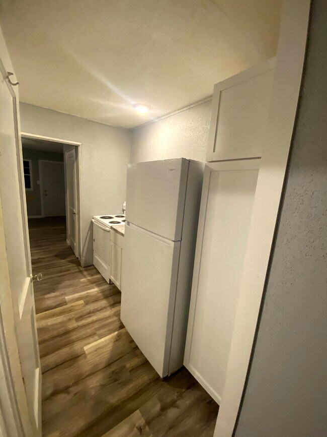 Kitchen - 1100 N Elm St