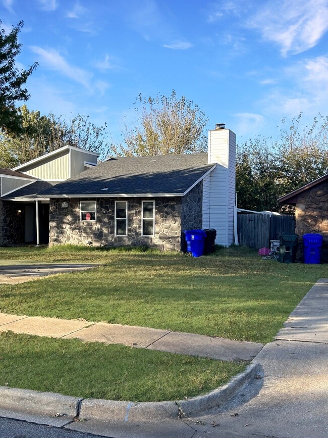 Building Photo - 1805 Southcrest Dr