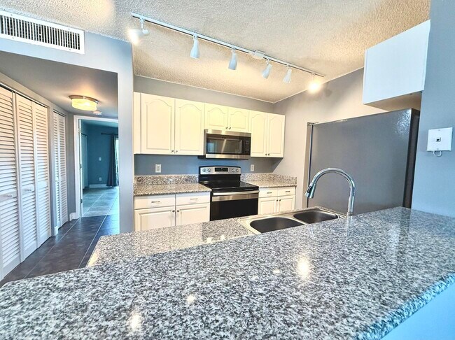 Foto del edificio - 1625 Meadows Cir W