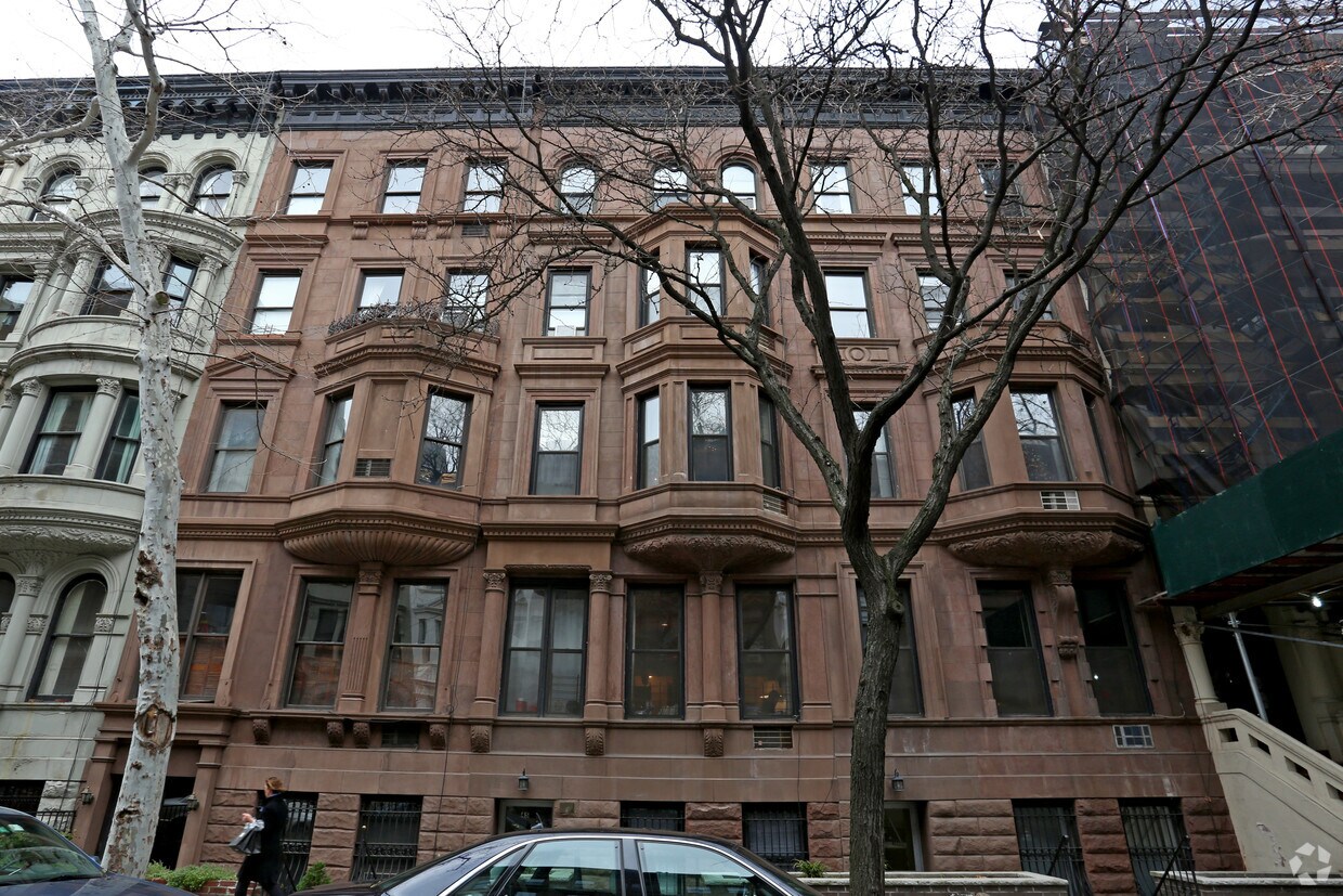 Building Photo - 45 W 76th St