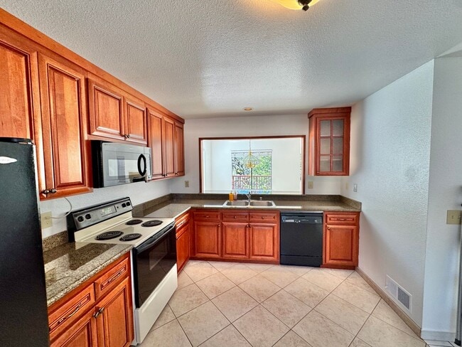 Foto del edificio - Charming 3-Bedroom, 2.5-Bathroom Condo in Novato