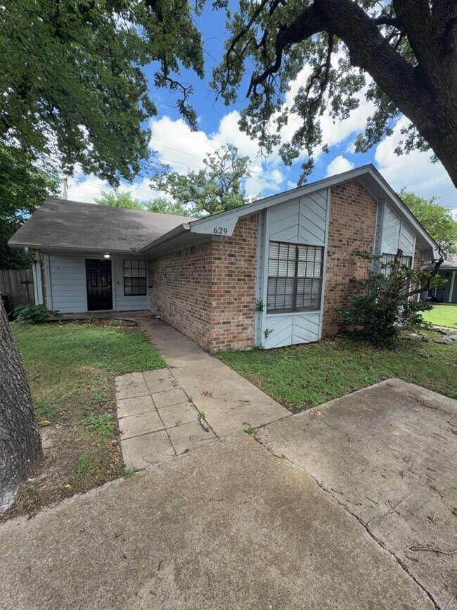 Building Photo - 629 W Ridge Dr