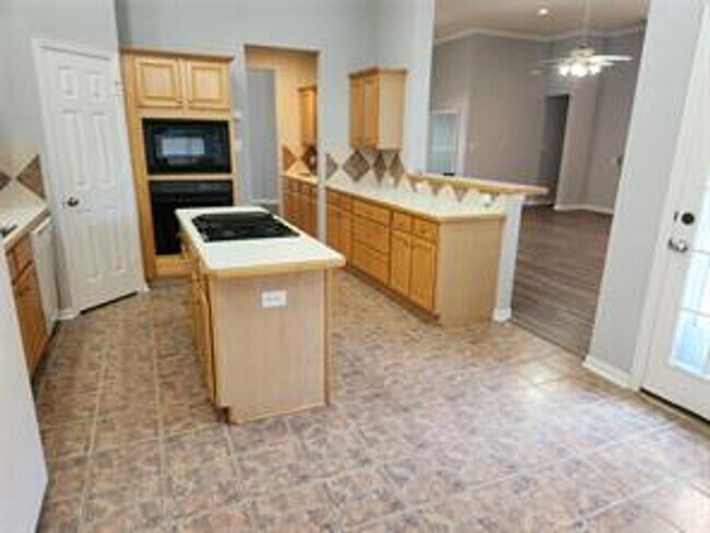 Building Photo - Beautiful 4/2/2 Great location!