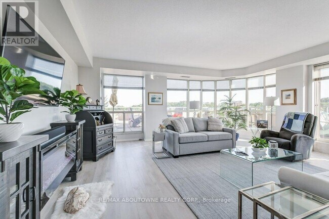 Photo du bâtiment - 2511 Lakeshore Rd W