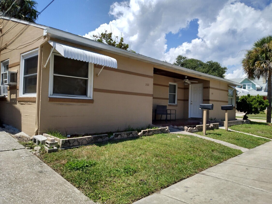 Primary Photo - 200 S Oleander Ave