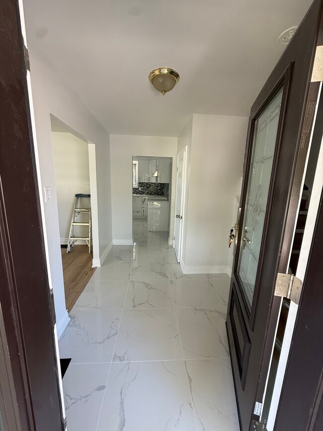 Building Photo - RENOVATED- 4 BEDROOM 3 Bath rental house with Air Conditioning – Close to York University and Pio...