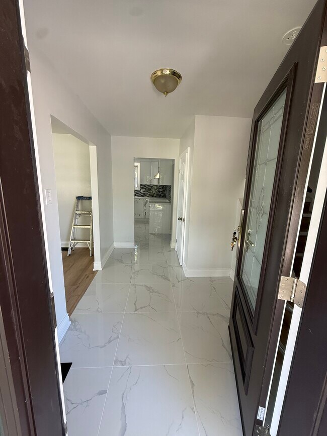 Photo du bâtiment - RENOVATED- 4 BEDROOM 3 Bath rental house with Air Conditioning – Close to York University and Pio...