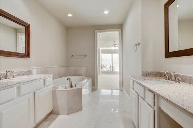 Foto del edificio - 9133 Creekstone Lake Dr