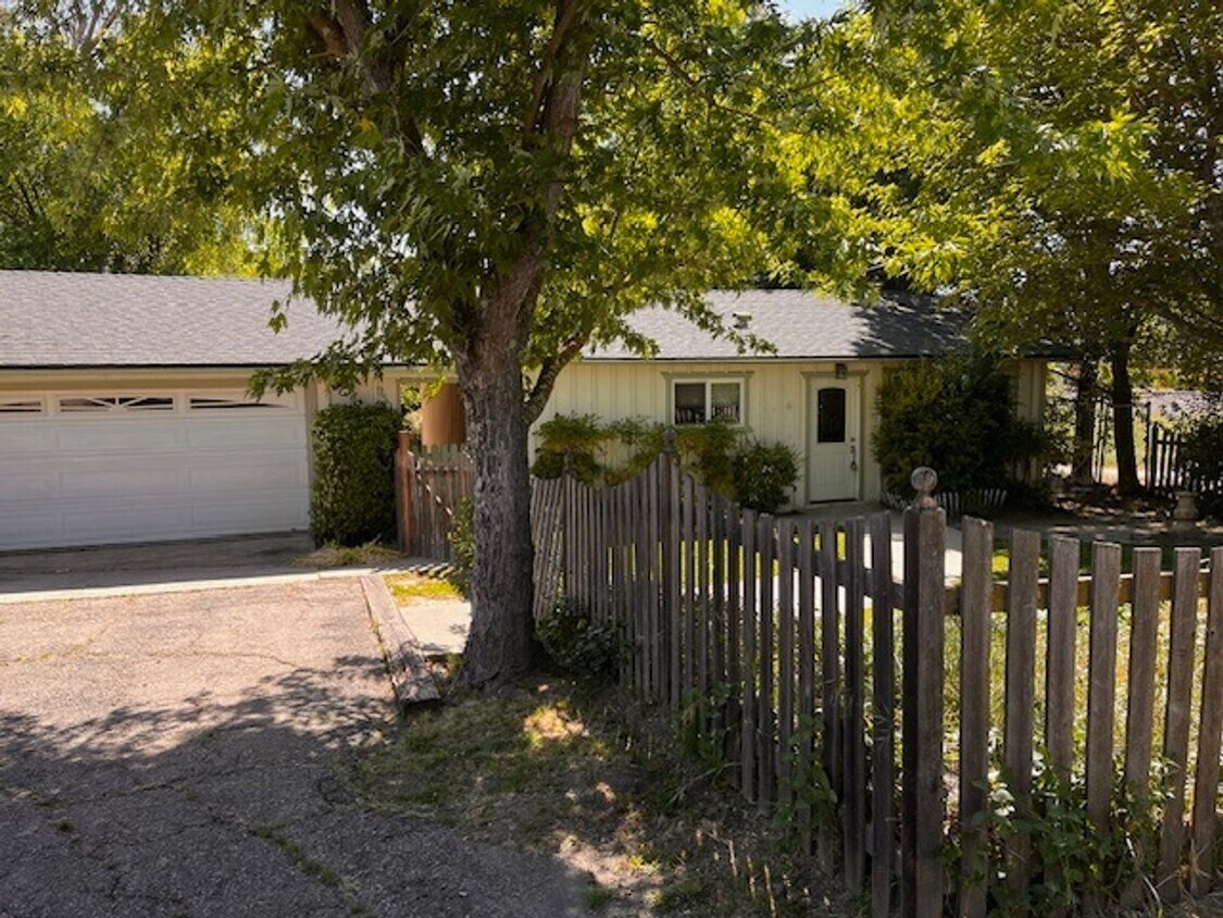 Building Photo - 2 Bedroom, 1 Bath, with garage in Santa Ma...